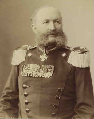 Graf Guiscard Hué de Grais, Oberstleutnant und Kommandeur 1888, preuss. Offizier, in Unifoerm mit Orden, Brustbild in Halbprofil