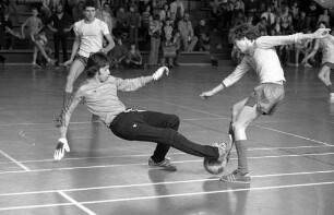 Hallen-Fußballturnier der Karlsruher Sonderschulen in der Carl-Benz-Halle um den von der Stadt Karlsruhe gestifteten Wanderpokal