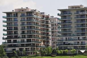 Budapest - Wohnhochhäuser am Donauufer : Wohnhochhäuser stehen am Donauufer. Aufgenommen in der Nähe von Budapest am 13. Juni 2011
