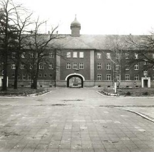 Cottbus, Paul-Hornick-Straße. Paul-Hornick-Kaserne (um 1936). Torhaus. Hoffront (von Süden)