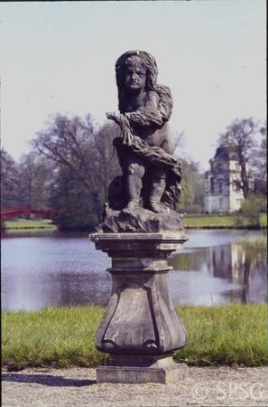 Berlin, Schlossgarten Charlottenburg, Parkansicht mit Skulptur und Karpfenteich, im Hintergrund das Belvedere.