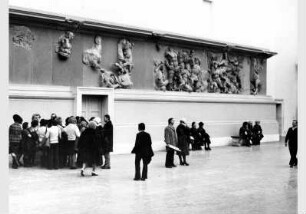 Besucher im Pergamonsaal im Pergamonmuseum