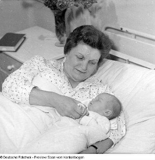 Frauen: Mutter mit Baby
