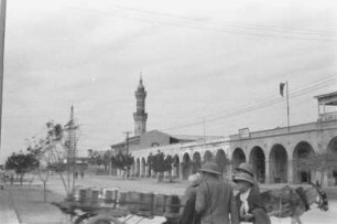 Arkaden : Blick über Arkaden in Richtung eines Minarettes.