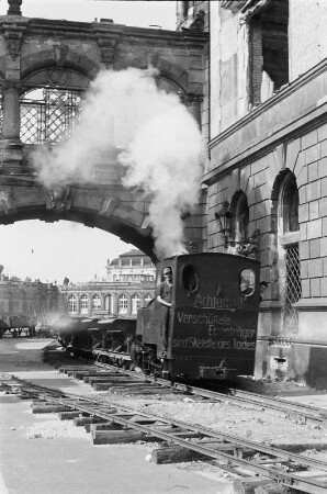 Enttrümmerung im Stadtkern : Dresden-Altstadt. Trümmerbahn am Schloß, im Hintergrund der Zwinger