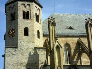 Ritterstift-Ansicht von Süden mit achteckigem Turmaufsatz des Romanischen Westwerkes (11Jh) sowie nach Osten anschließendem Hauptschiff der Gotischen Basilika mit Obergaden