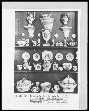 Geschirr und Vasen