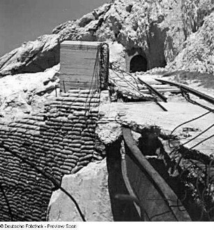An der Grenze zum Libanon. Eisenbahnstrecke durch ein Felsmassiv an der Mittelmeerküste.; Beschädigtes Gleis vor Tunnelportal