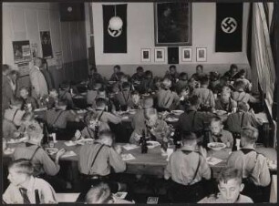 Hitlerjungen vom Schulheimschiff "Hans Schemm" beim Essen