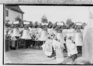 Glockenweihe Bingen; Fünf Glocken auf dem Kirchhof; Priester und Bischof bei der Weihe