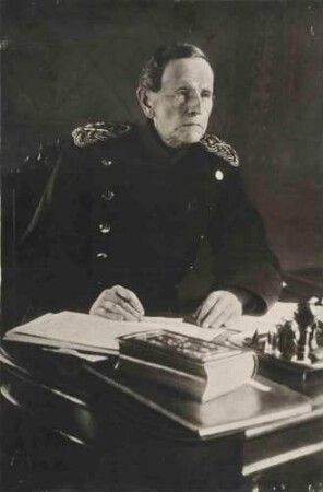 Graf Helmut von Moltke, Generalfeldmarschal in Uniform am Schreibtisch im Kriegsministerium, Berlin, sitzend, Brustbild in Halbprofil