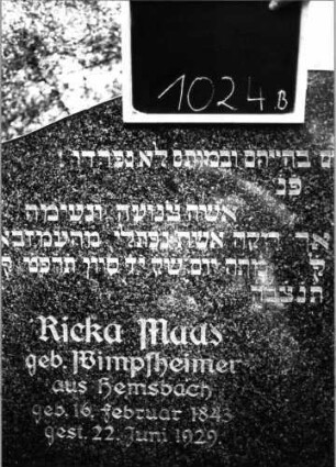 Grabstein 1024 (Index: 99803905) Material: Granit; Granit, poliert Zustand: sehr gut Maße HxBxT: 113x120x17 cm Beschreibung: Sockel, Stele mit Karniesbogen: Grabstein 1024B