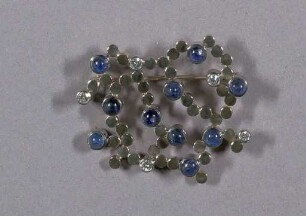 Verzierte Brosche mit Brillanten und Saphiren