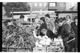Kleinbildnegativ: Markt, Winterfeldtplatz, 1982