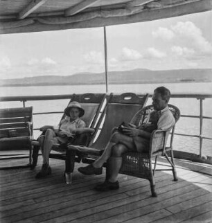 Doppelportrait : Portrait eines Mannes und einer Frau auf dem Deck eines Schiffes