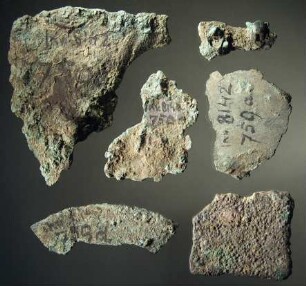 Mehrere unkenntliche Fragmente großer Bronzen