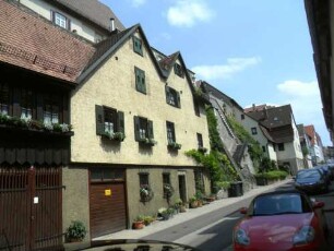 Stadtbild-Ansicht im Westsüdwesten-Bürgelestorstraße (Unterstadt) nach Südosten mit aufgehender Böschungsmauer der Oberstadt im Nordosten sowie angebautem Gebäudebestand
