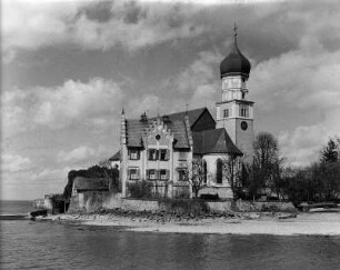 Wasserburg (Bodensee). Sankt Georg (Wiederaufbau 1655, Erweiterung 1728). Ansicht vom Ufer des Bodensees