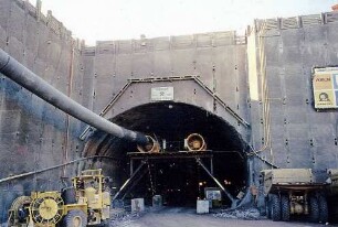 Engelbergbasistunnel im Bau. Nordportal, Oströhre mit provisorischer Bauwerksbelüftung.