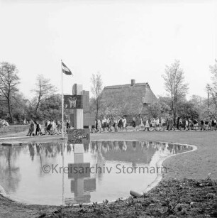 Dörfergemeinschaftsschule: Einweihung: Schulgelände mit Teich und Stele des Künstlers Harald Duwe: Einzug der Schulklassen: dahinter Bauernhaus mit Reetdach