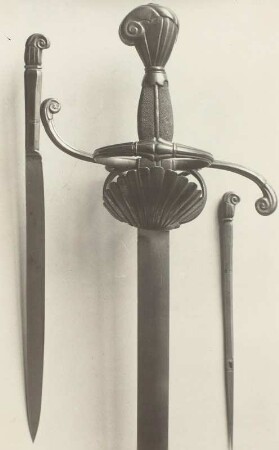 Rapier mit einschneidiger Klinge, nebst Messer und Pfriemen