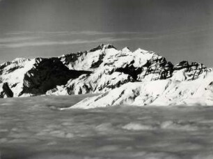 Blick vom Weißhorngipfel auf die das Nebelmeer überragenden Gipfel der Berge des Rheintals