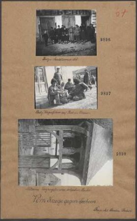 Hölzernes Eingangstor einer serbischen Kirche