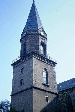 Blick zur Kirchturmspitze; Turm mit Umgang und Turmuhr