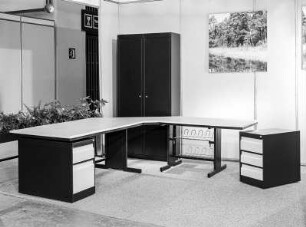 Ausstellungsfläche mit Stahl-Büromöbeln aus Ilmenau