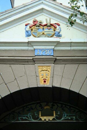 Schloss: Detail Torgebäude; Wappenstein und Jahreszahl 1730