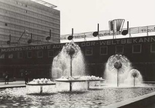 Wasserspiel mit Pusteblumen (Kugelbrunnen) : Wasserspiel mit Pusteblumen (Kugelbrunnen). Beton, Edelstahl (1969; L. Wirth, K. Bergmann, J. Pietsch). Dresden-Altstadt, Prager Straße