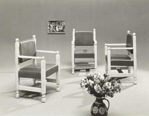 Armlehnstuhl : Speisezimmer im bäuerlichen Stil (1976; Winkler, VEB Möbelkombinat Hellerau). Drei Armlehnstühle
