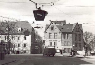 Hornsches Tor mit Blick in die ehemalige Weinbergstraße, heute Paulinenstraße. Detmold. Links das Haus Allee 1, rechts der Eingang zum Wall mit dem Fotogeschäft Römer,. im Vordergrund eine Heuerampel