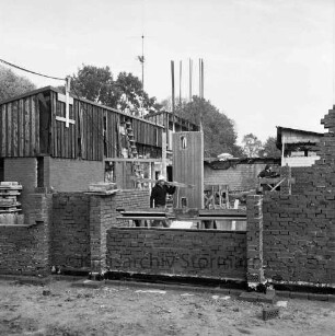 Jugendfreizeitstätte: hinter Jersbeker Straße / Kamp: Wiederaufbau nach Brand: Außenansicht: Maurerkolonne beim Hochziehen des neuen Anbaus