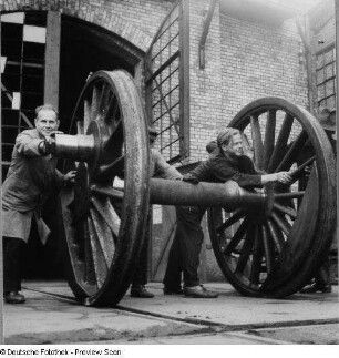 Berlin-Tempelhof. Reichsbahnausbesserungswerk (RAW). Schwungradsatz einer Lokomotive beim Einrollen in die Werkstatt