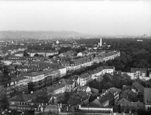 Dresden. Blick vom Rathausturm über die Johann-Georgen-Allee nach Ostsüdost zum Großen Garten