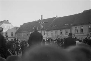 Osterreiter in Wittichenau. Osterritt in der Stadt. : Křižerjo w Kulowje. Procesion přez město.