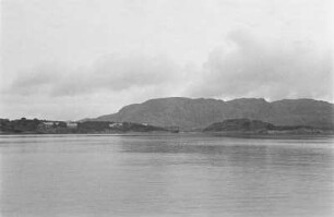 Fjord : Felsformation am Rand eines Fjords.