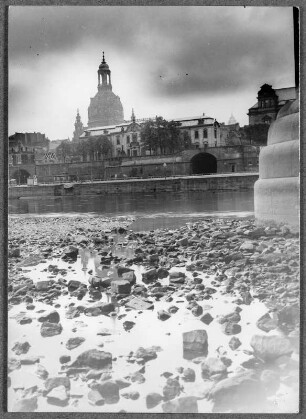Sommer 1929 : Blick vom Neustädter Ufer auf die Altstadt bei Niedrigwasser der Elbe