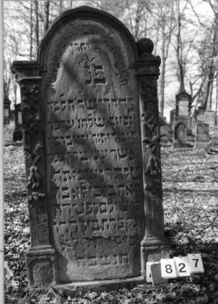 Grabstein 827 (Index: 99902235) Material: Sandstein Besonderheit: kulturhistorisch wertvoll / künstl.-formale Gründe: Grabstein 827