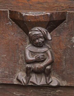 Südliches Chorgestühl — Hockende männliche Figur