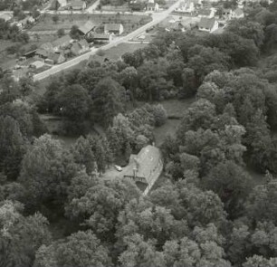 Ortsteilansicht mit Gutshaus und Park