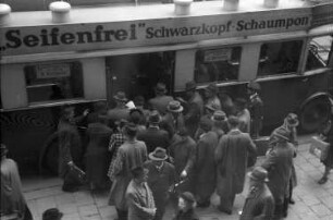 Wien: Autobus an Haltestelle, von oben