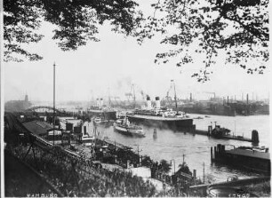 Schiffe an den Landungsbrücken im Hamburger Hafen