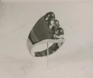 Ring aus 18kt. Gold mit 3 Smaragden von Hilde Vollers