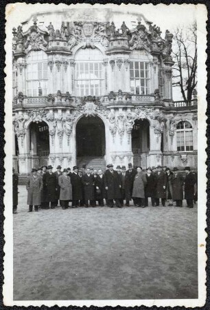 Zum Gruppenportrait aufgestellte Reisegruppe mit Geschäftsleuten aus Bulgarien um Hristo Petrow Dimitrow vor dem Wallpavillon im Dresdner Zwinger