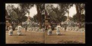 Zengg Denkmal und Frauen in ungarischer Tracht auf dem Ausstellungsgelände, Budapest