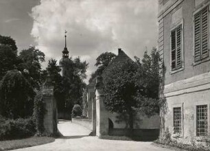 Lampertswalde. Einfahrt zum Schloss : Lampertswalde. Einfahrt zum Schloss, im Hintergrund der Kirchturm
