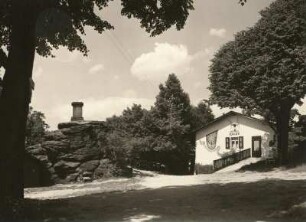 Westlausitz. Keulenberg (417 m) bei Königsbrück. Berggasthaus. Ansicht mit Rest des Augustobelisk (1818)
