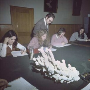 Frankfurt am Main. Senckenberg-Schule (heute Senckenberg Forschungsinstitut und Naturmusem Frankfurt). Schüler beim Zeichnen einer Koralle